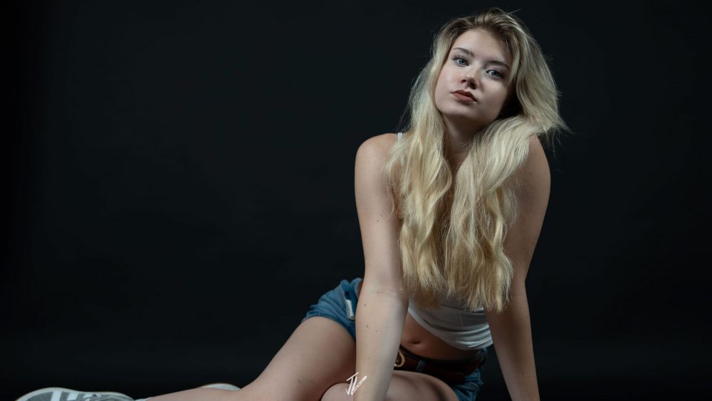 Naemi Krösche sitzt entspannt im Studio bei Jannis Danner.