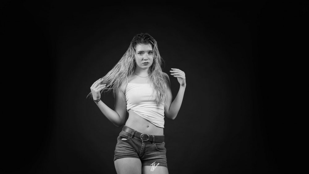 Naemi Krösche in Schwarzweiß bei einem XENTRA FILMS Shooting.