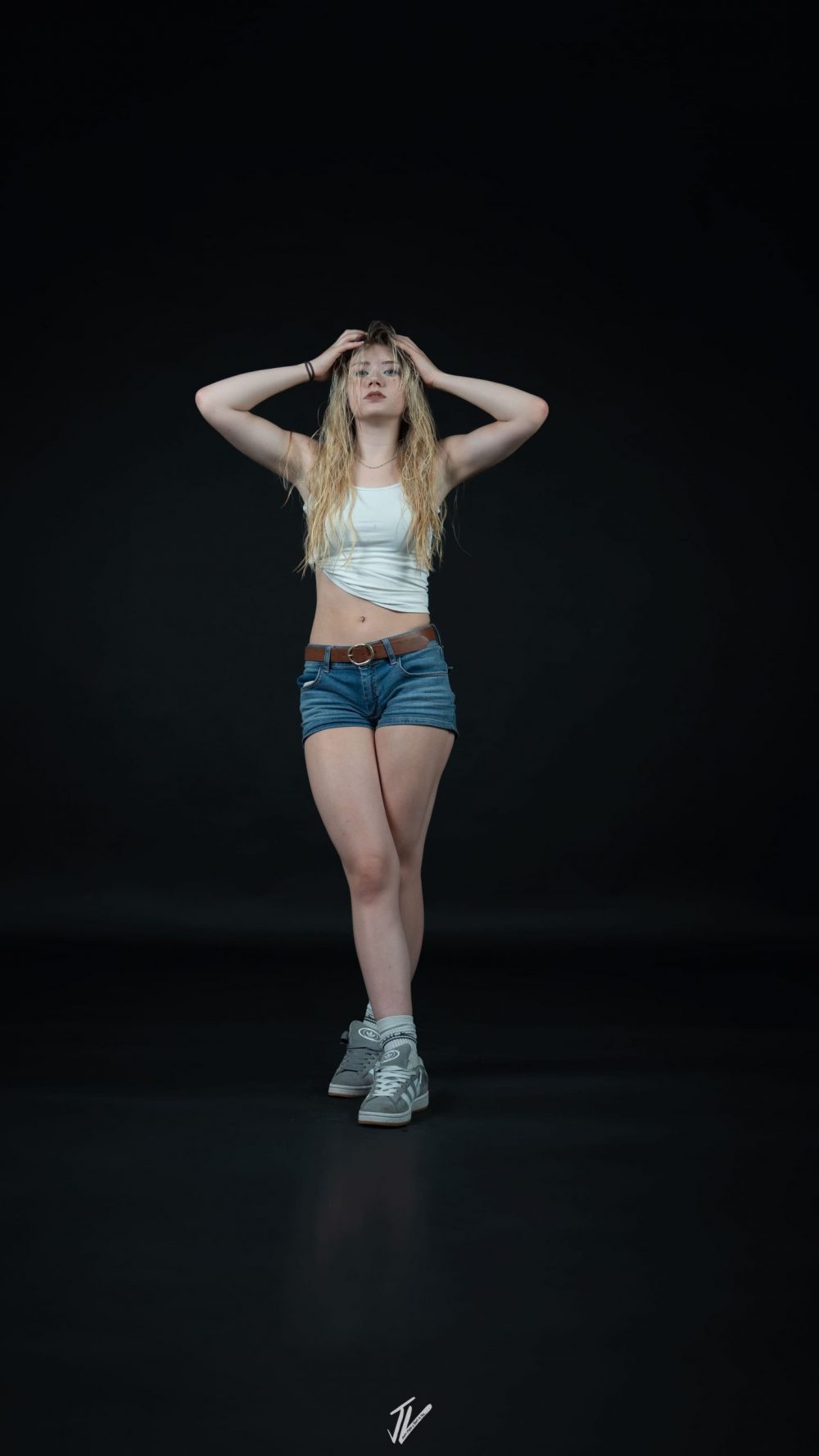 Fashion Porträt von Naemi Krösche stehend bei XENTRA FILMS.