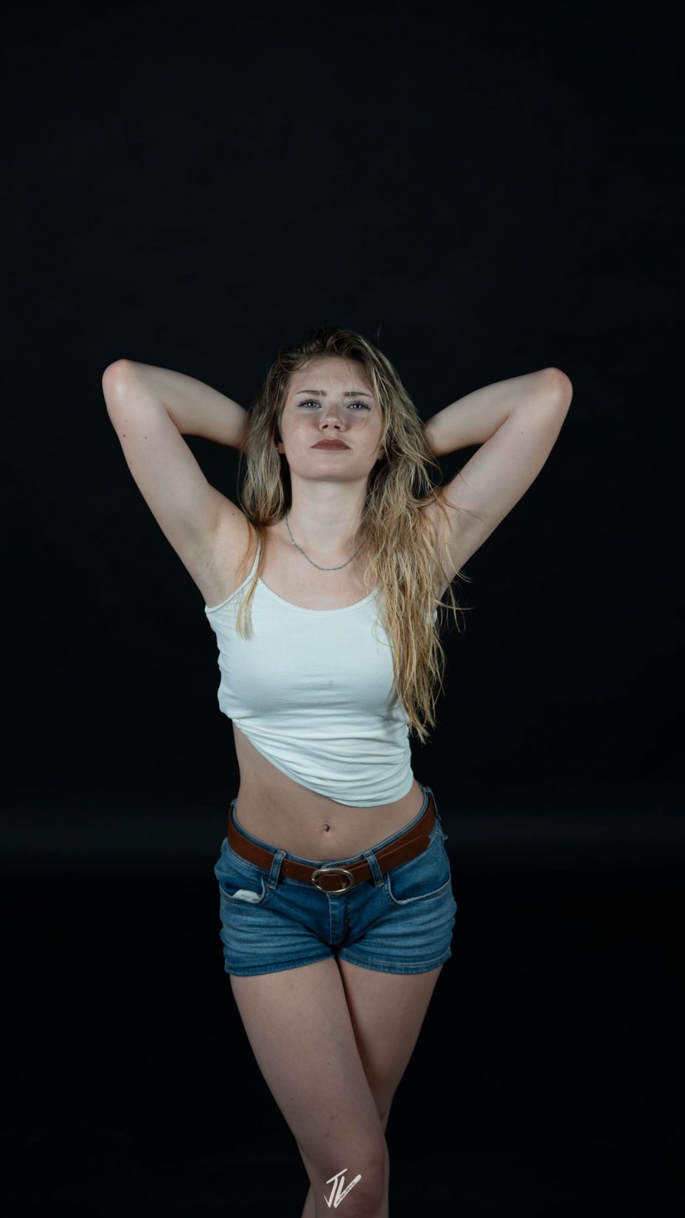 Jannis Danner fotografiert Naemi Krösche in einer Standpose.