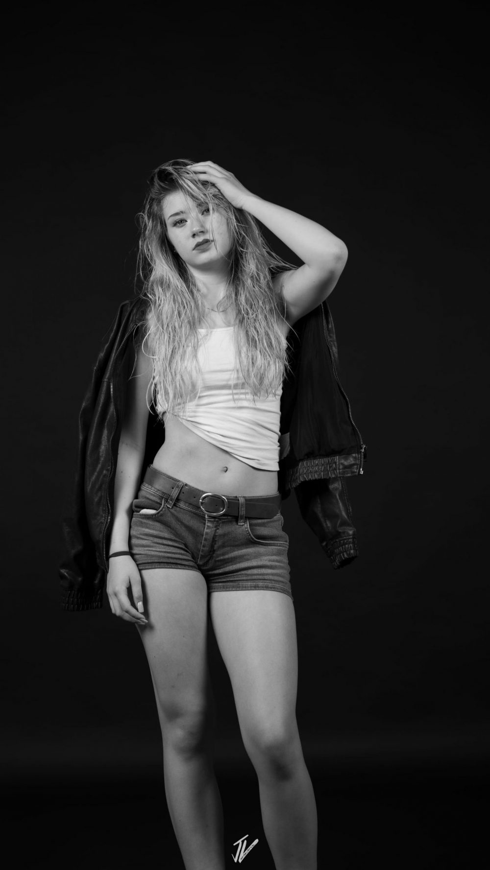 Naemi Krösche posiert stehend im Lichtkegel des Studios.