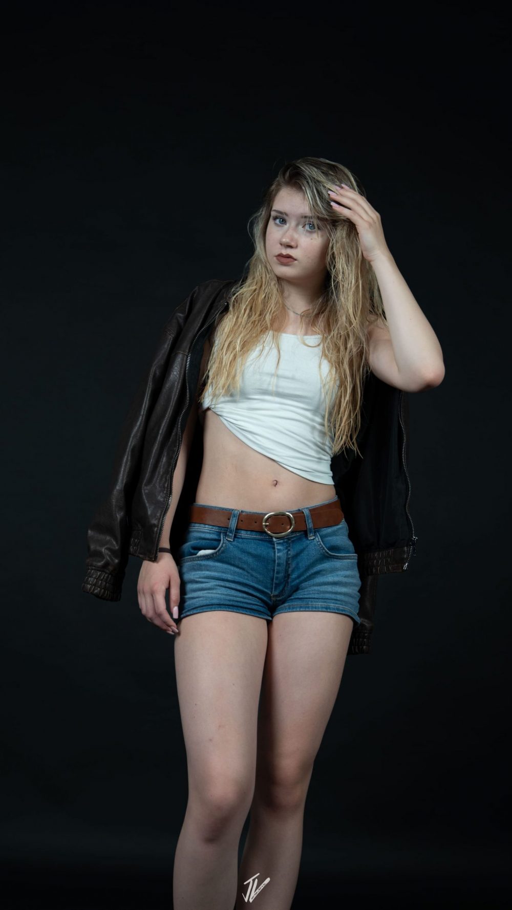 Model Naemi Krösche in einer aufrechten Pose im Fashion-Studio