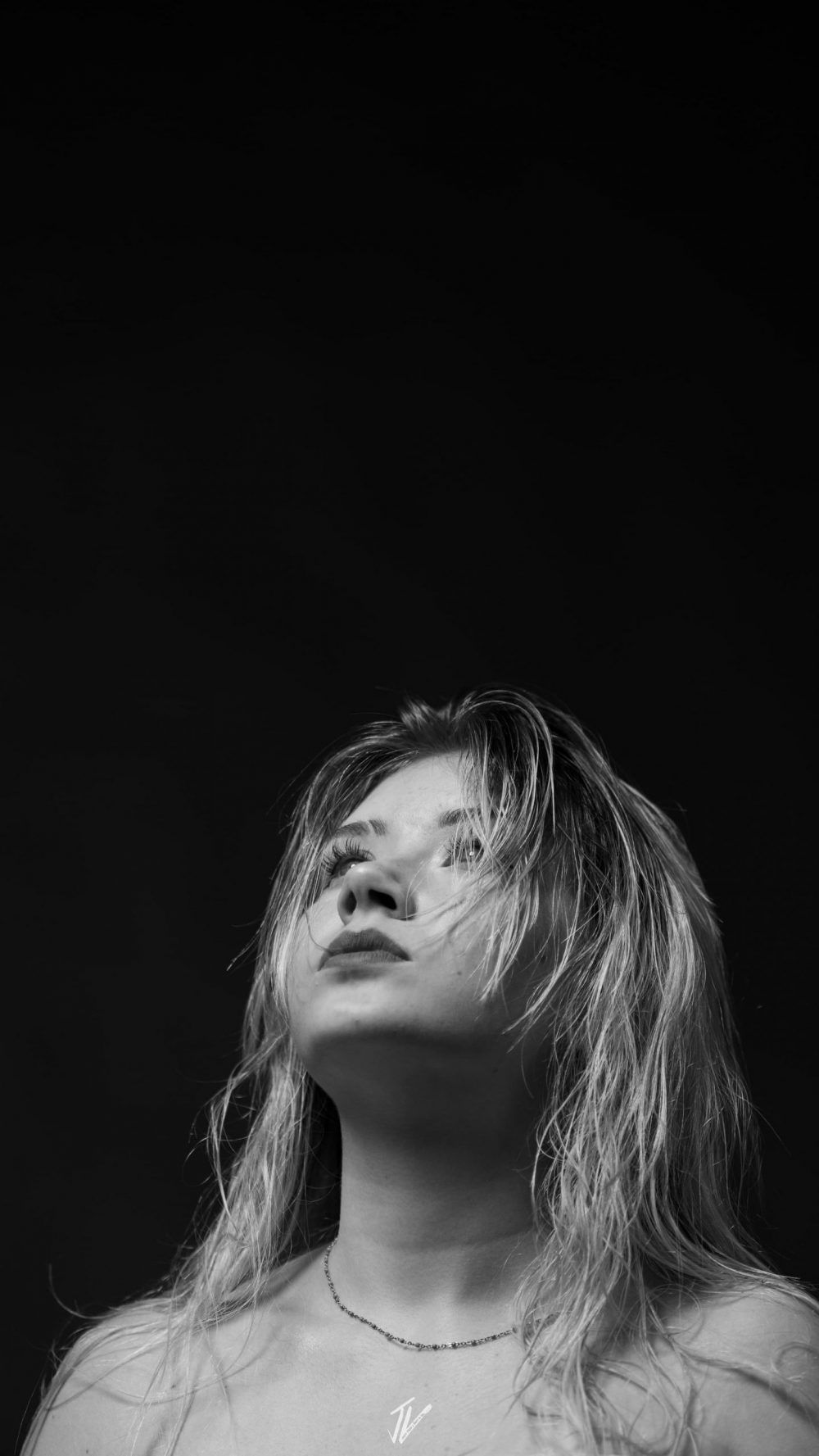 Schwarzweiße Nahaufnahme von Naemi Krösche im Foto-Studio.