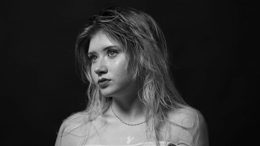 Naemi Krösche im Schwarzweiß-Shooting für Fashion Fotografie.