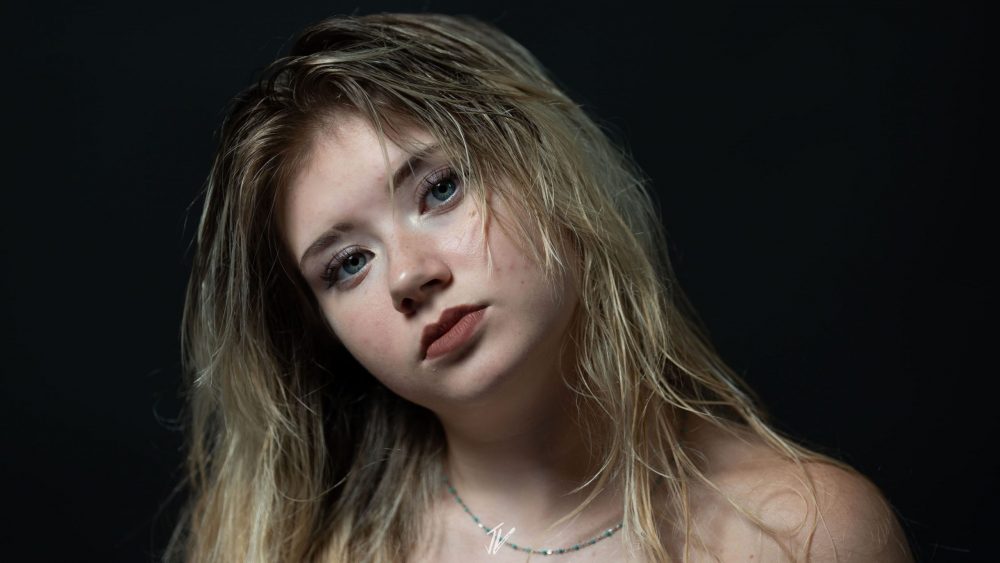 Naemi Krösche blickt frontal in die Kamera beim Fashion Shooting