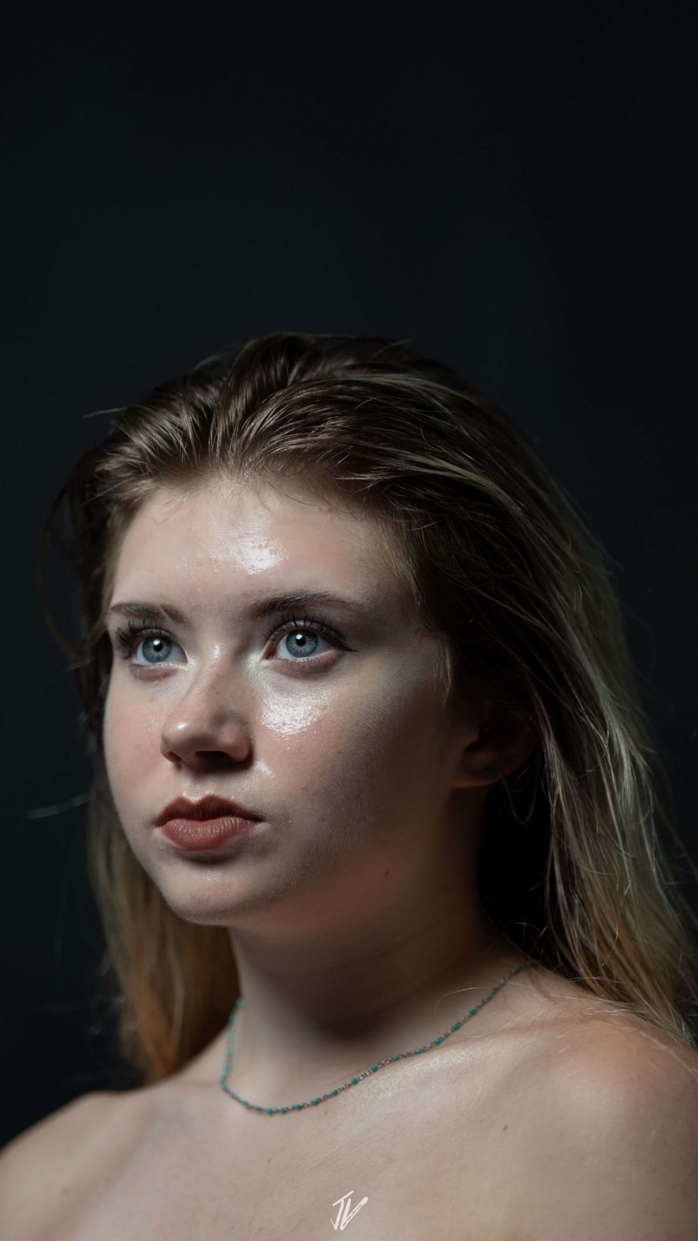 Nahaufnahme von Naemi Krösche mit schwarzem Hintergrund und nassen Haaren.