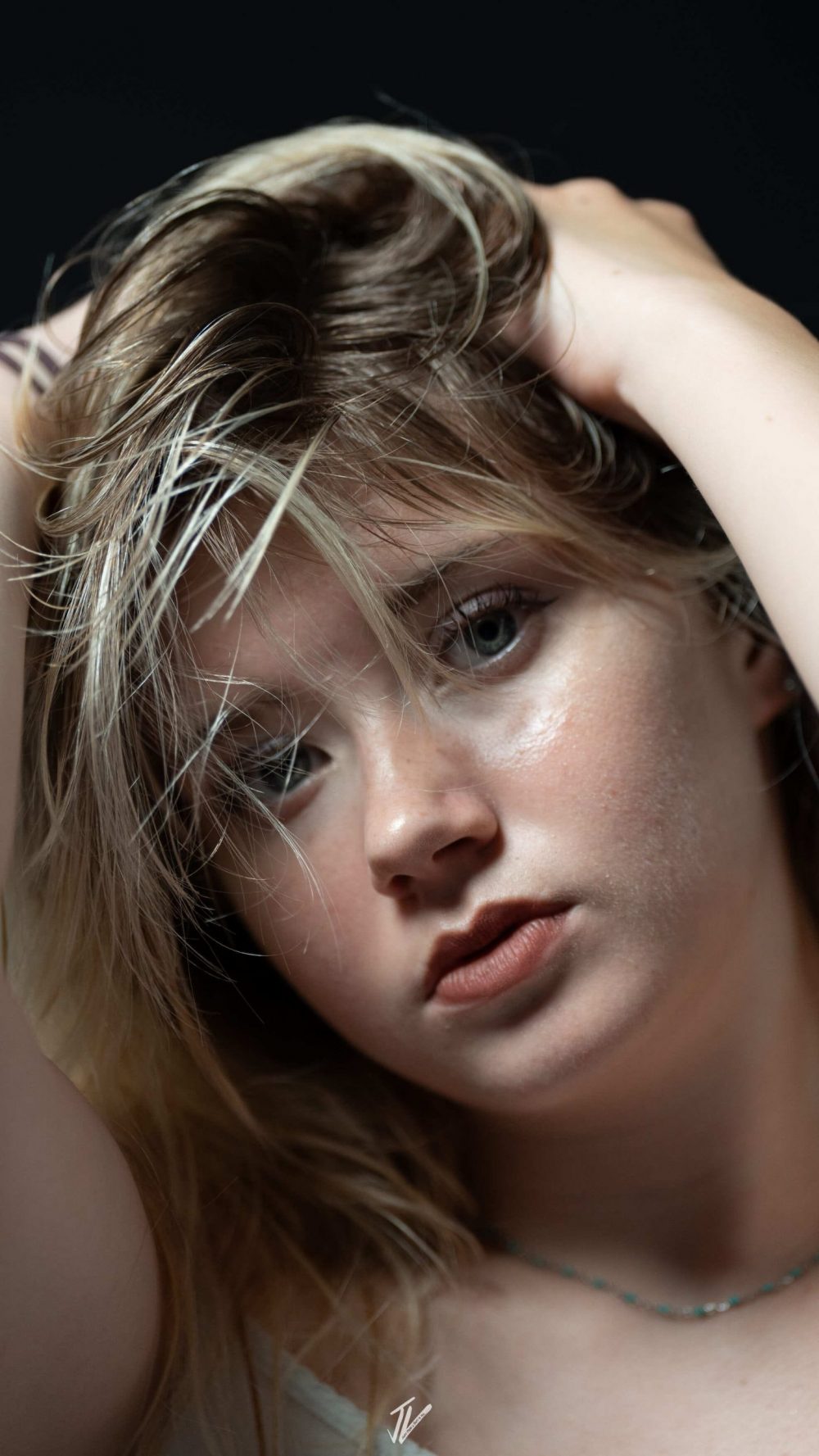 Professionelles Beauty Porträt von Naemi Krösche vor schwarzer Leinwand.