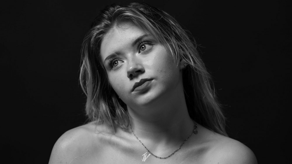 Studioaufnahme von Model Naemi Krösche in einem Fashion Studio.