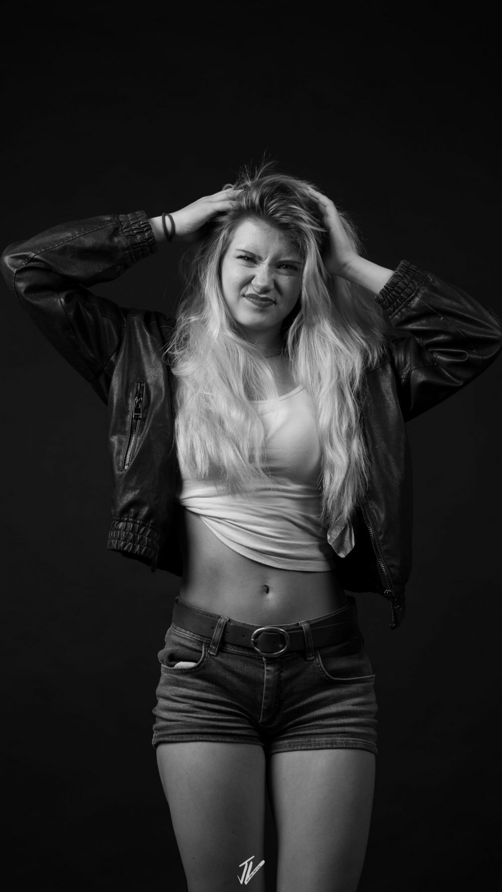 Ganzkörperfoto von Model Naemi Krösche im Fashion Shooting.