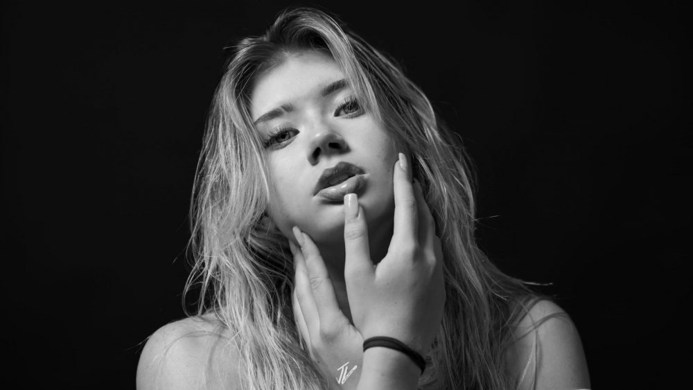 Mode Portrait von Naemi Krösche mit schwarzem Hintergrund im Studio