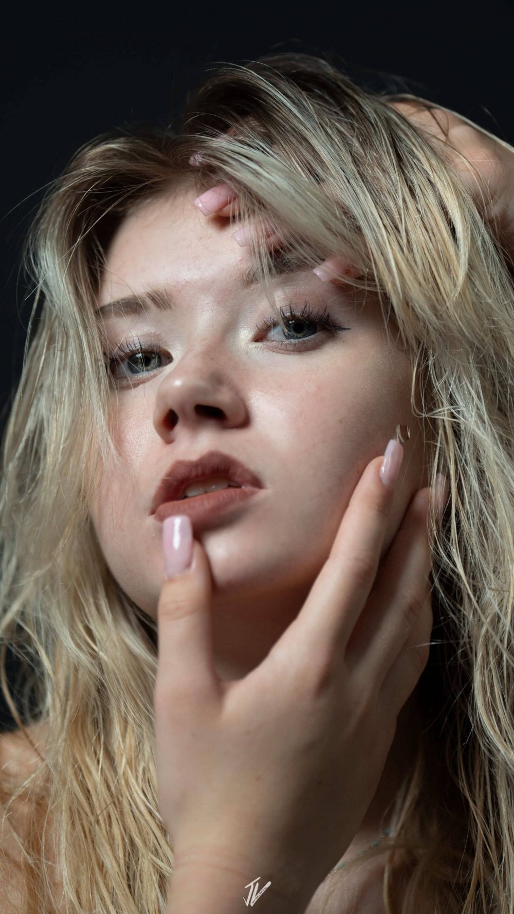 Detailaufnahme des Gesichts von Model Naemi Krösche im Studio