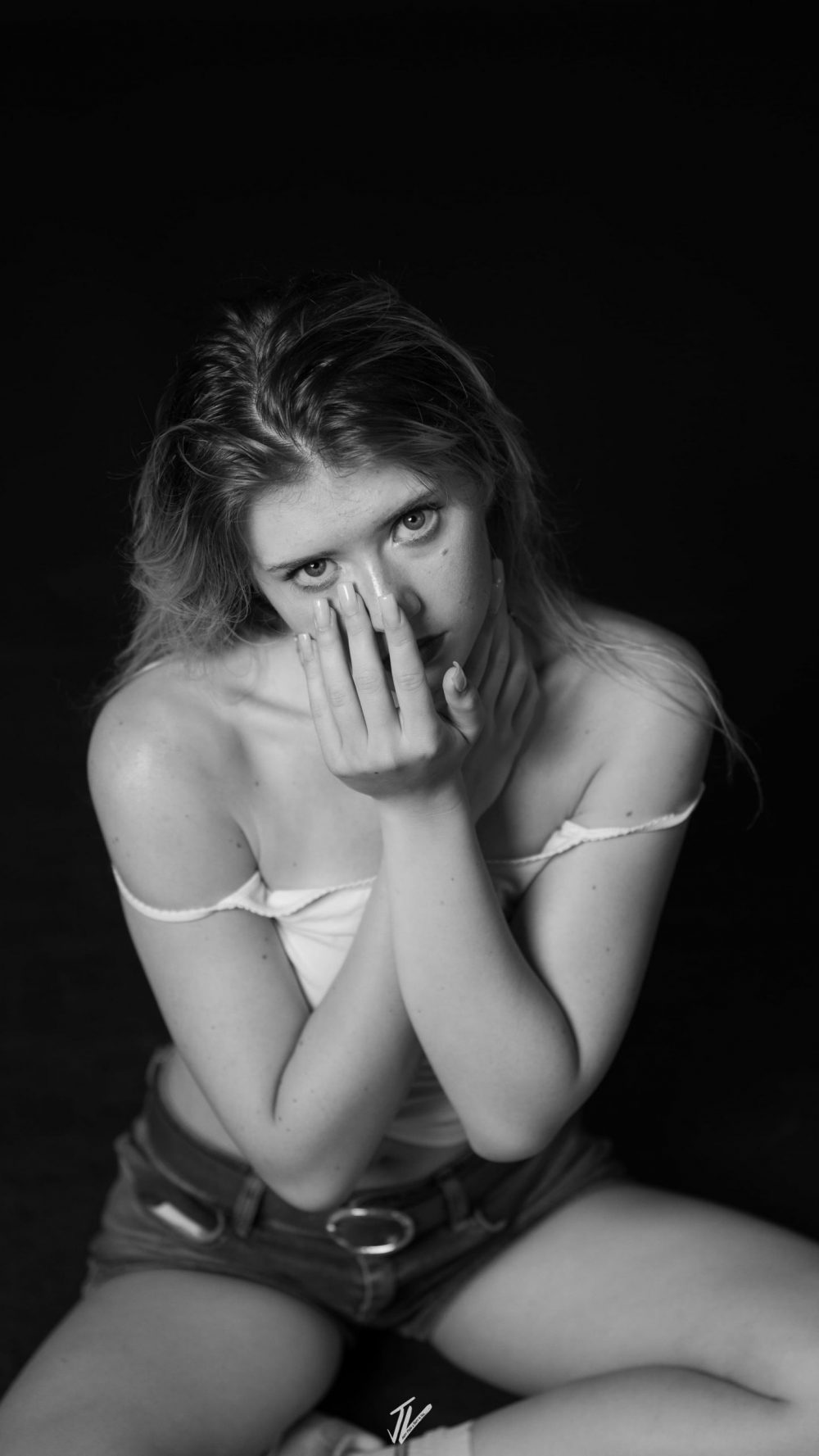 Schwarzweiß Close-up von Model Naemi Krösche im Studio