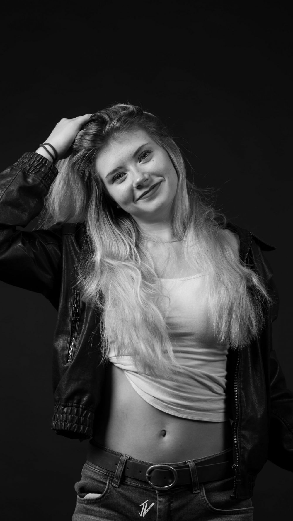 Schwarzweiß Fashionportrait von Model Naemi Krösche mit schwarzem Studiohintergrund