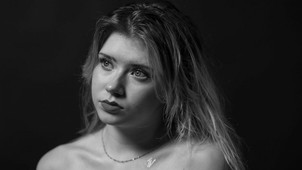 Schwarzweiß Modeaufnahme von Naemi Krösche im Fotostudio