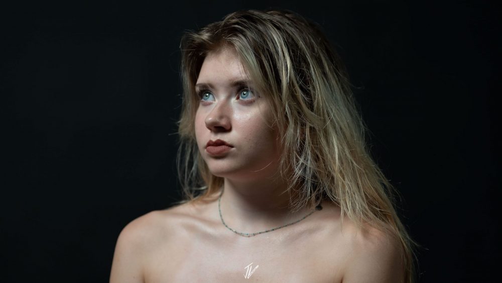 Studio Porträt von Naemi Krösche mit Fokus auf Gesicht und Ausdruck