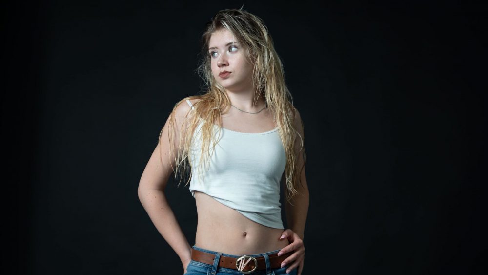 Modeportrait von Model Naemi Krösche mit natürlicher Pose im Studio