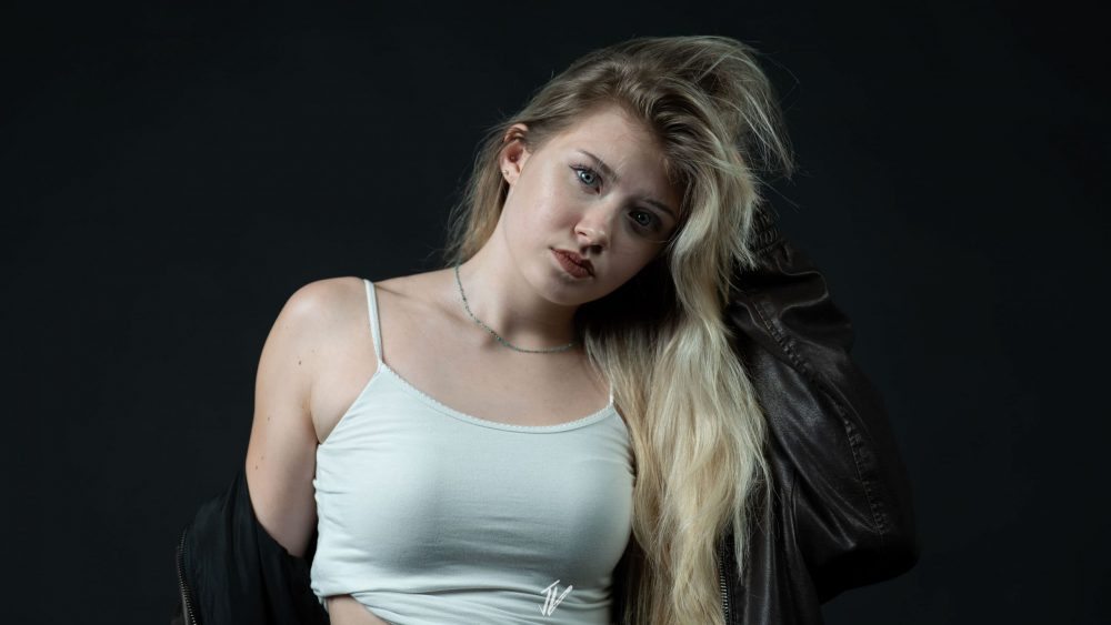 Modeaufnahme von Model Naemi Krösche mit Fokus auf Outfit und Ausdruck