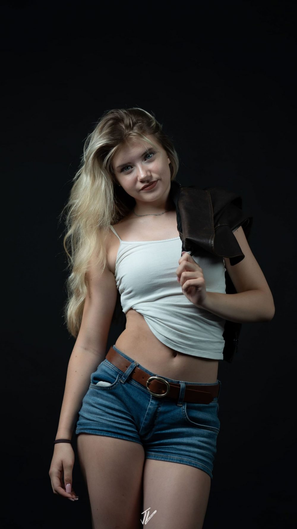 Modeaufnahme von Model Naemi Krösche stehend mit weißem Top