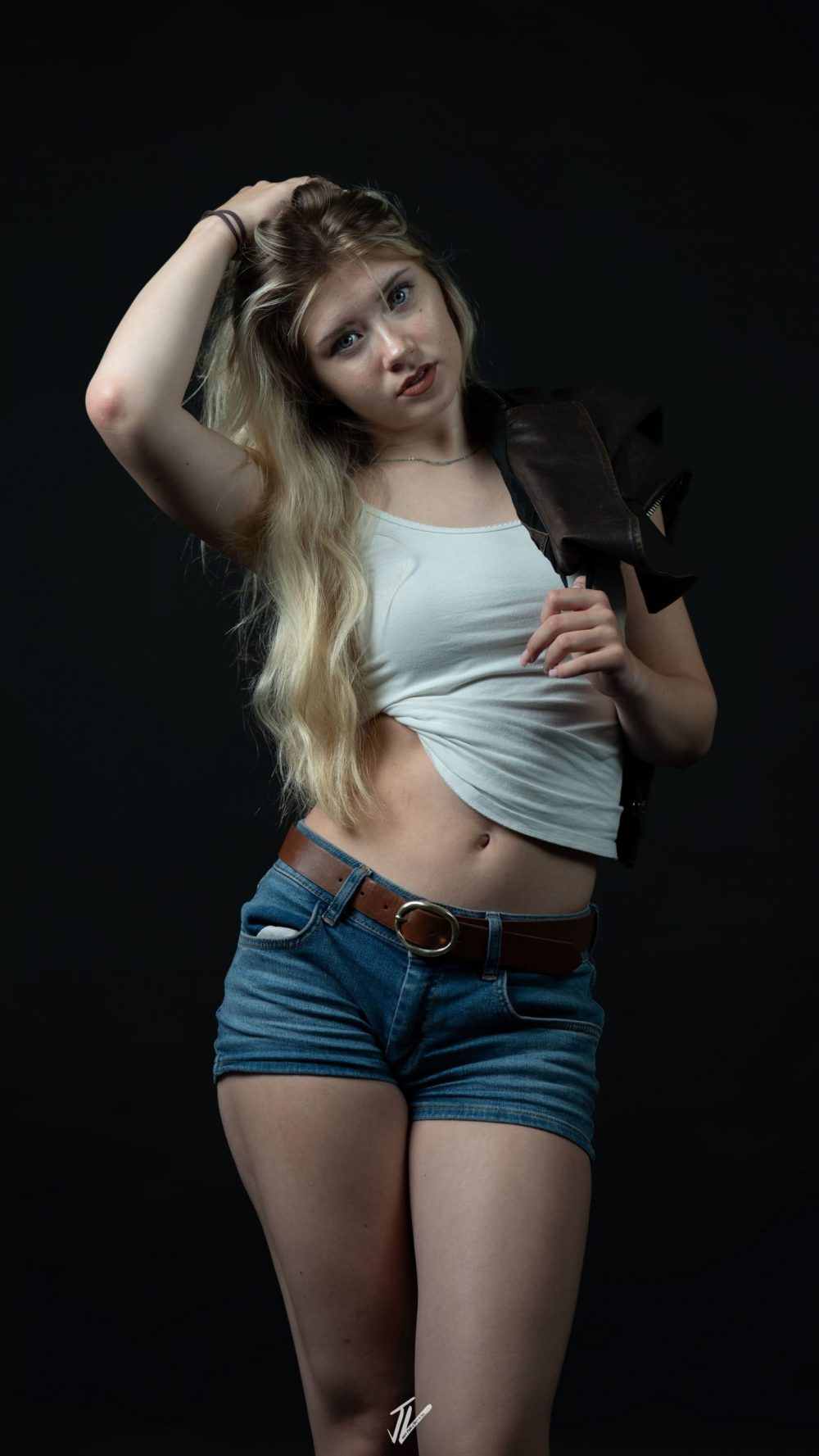 Ganzkörper Fashionfoto von Model Naemi Krösche vor schwarzem Hintergrund