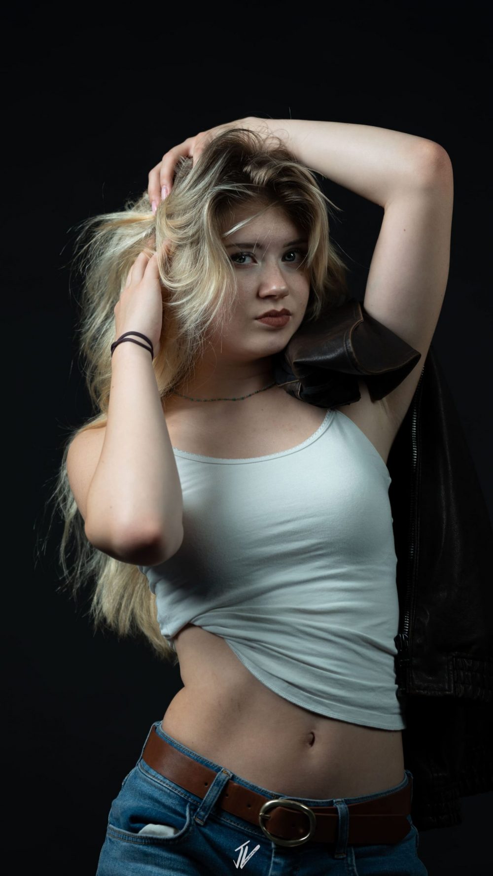 Fashion Portrait von Model Naemi Krösche im Studio mit weißem Top
