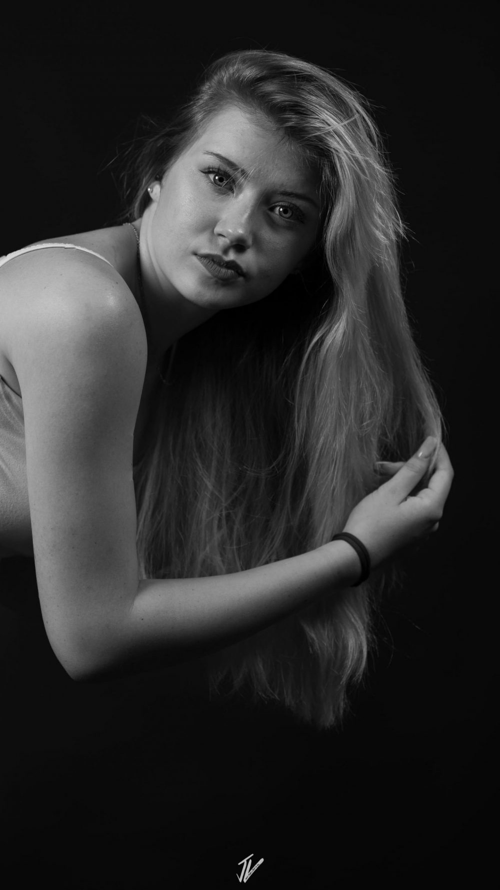 Schwarzweiß Fashionportrait von Model Naemi Krösche im Studio