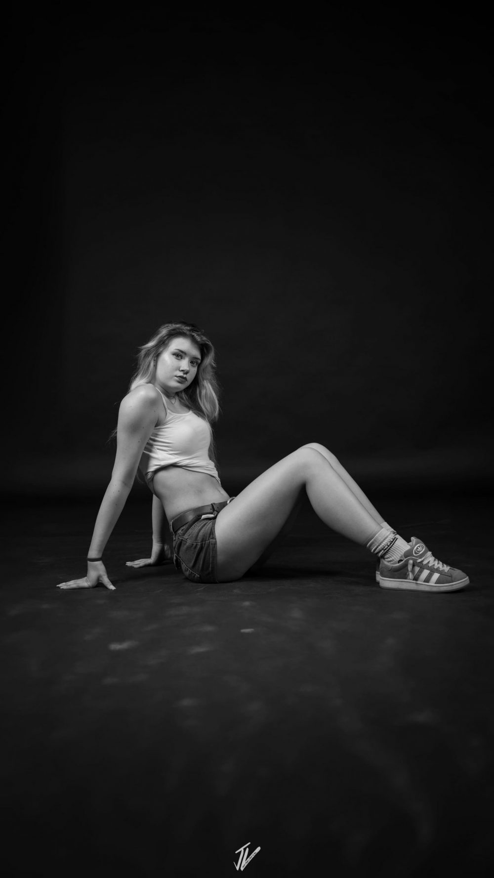 Fashion Portrait von Naemi Krösche in sitzender Pose im Fotostudio