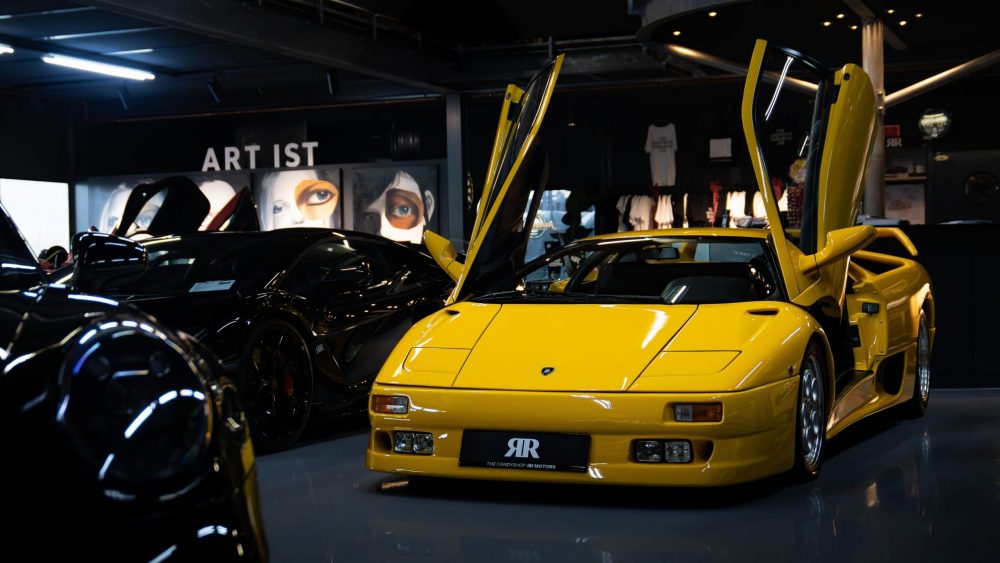 RR Motors Candy Shop Autohaus 29 Showroom vom Autohaus RR-Motors mit einem gelben Lamborghini Diablo.
