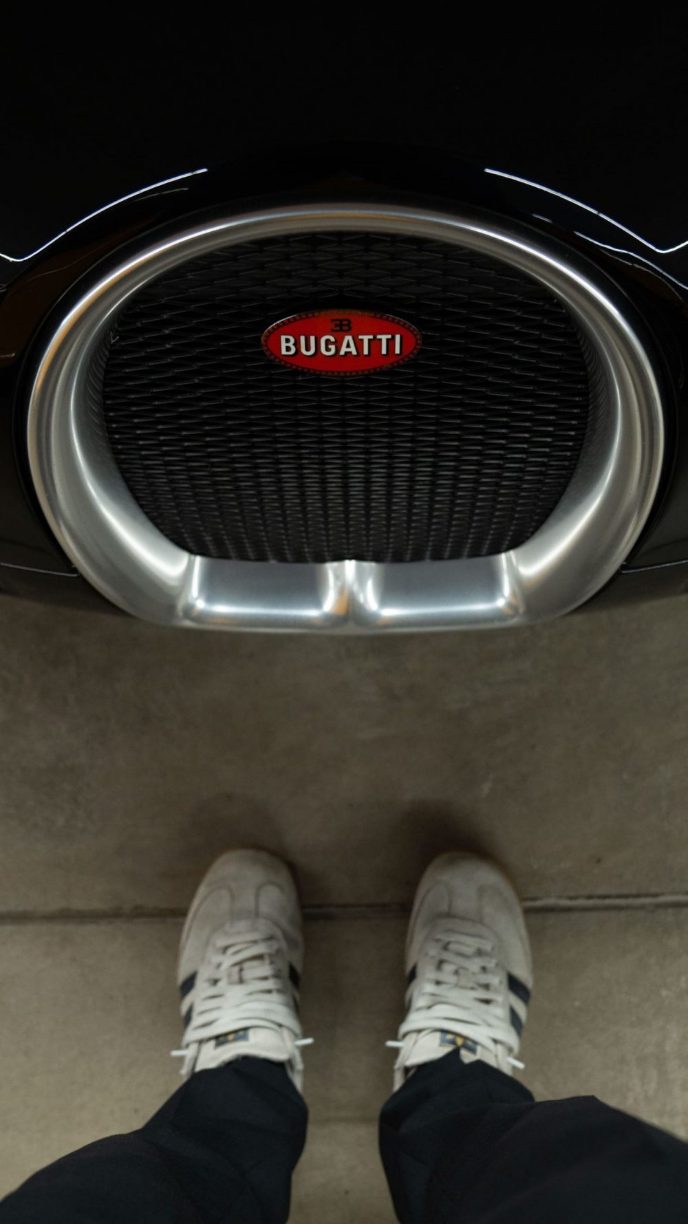 RR Motors Candy Shop Autohaus 12 Bugatti Emblem von einem roten Veyron.