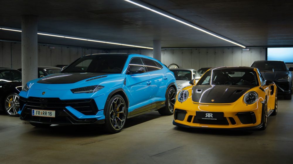 RR Motors Candy Shop Autohaus 18 Lamborghini Urus in blau und Porsche GT3 in gelb.