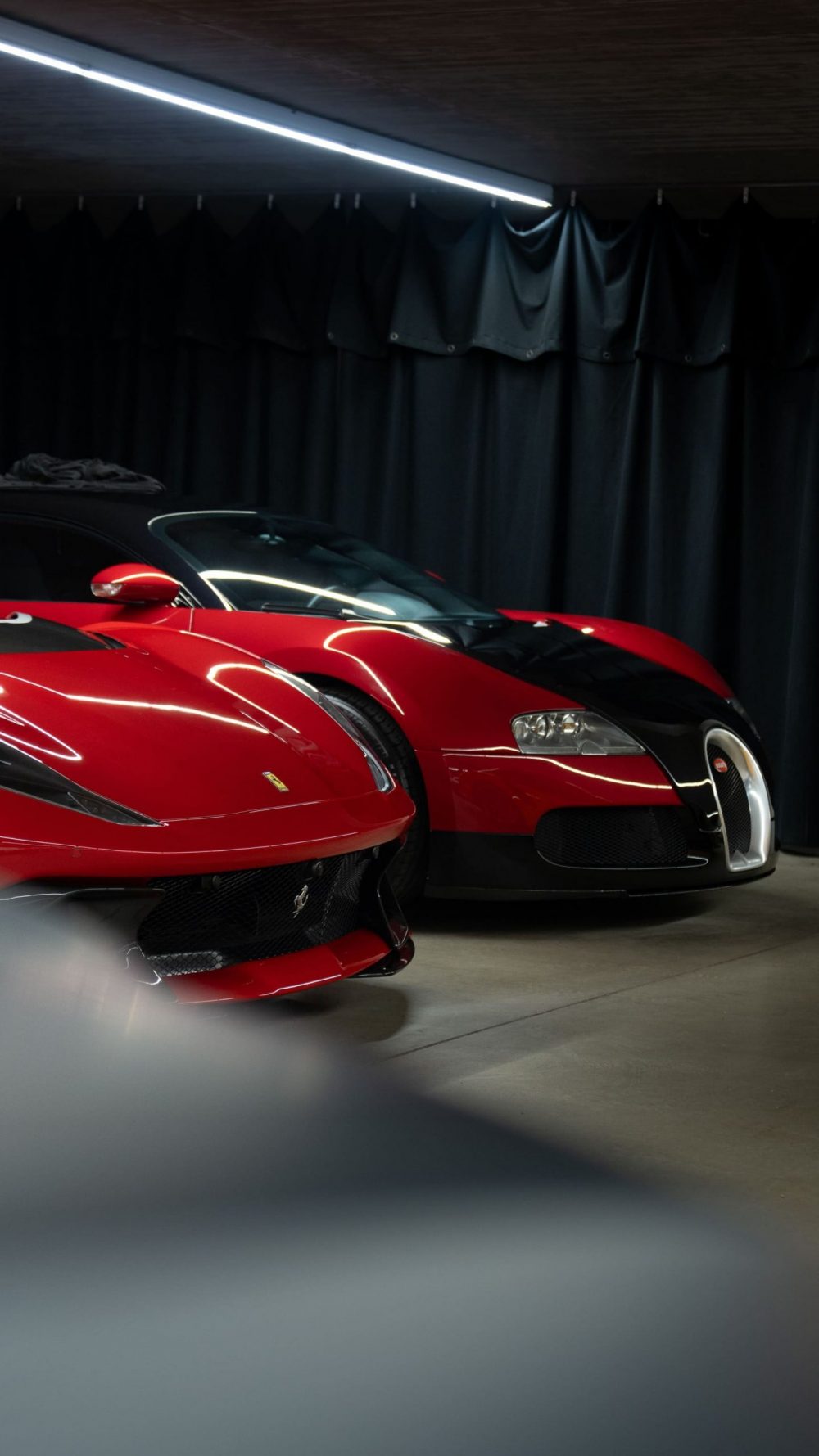 RR Motors Candy Shop Autohaus 16 Bugatti Veyron und Ferrari 812 in einer großen Garage im Autohaus RR-Motors.