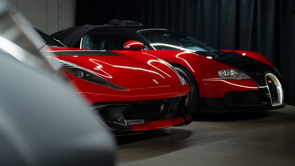 RR Motors Candy Shop Autohaus 7 Bugatti Veyron und Ferrari 812 in einer großen Garage.