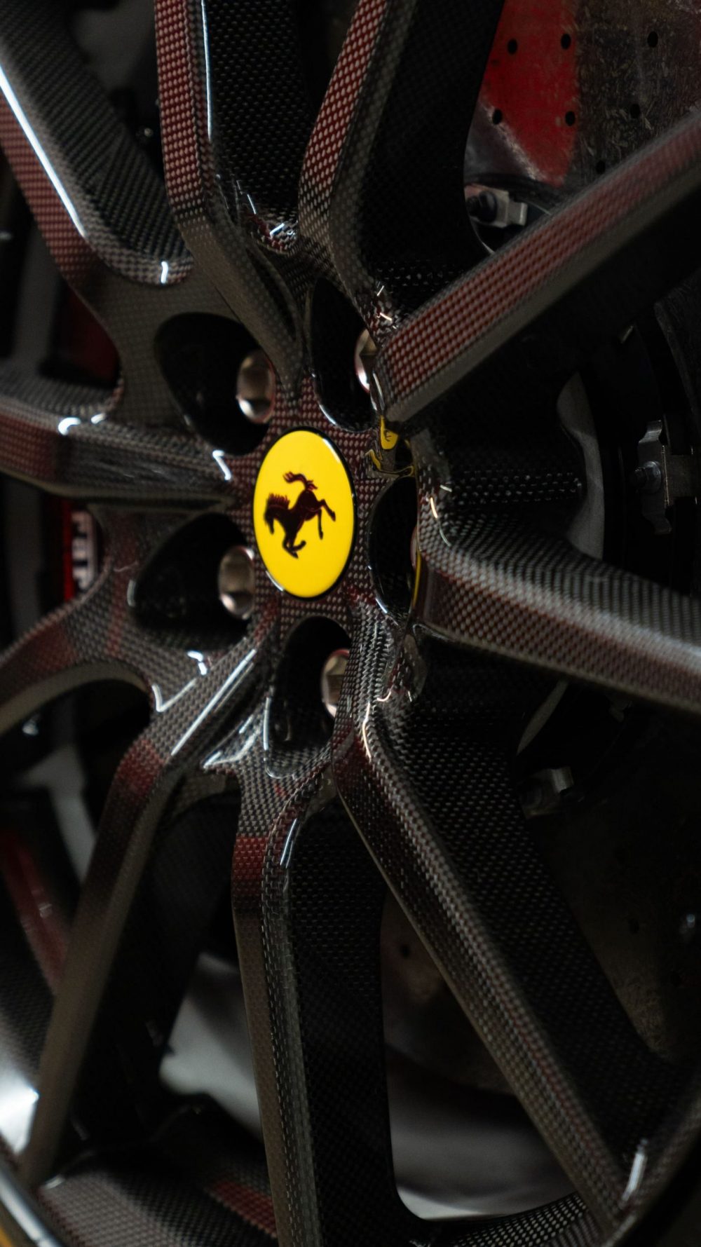 RR Motors Candy Shop Autohaus 24 Nahaufnahme einer carbon Felge eines Ferrari's.