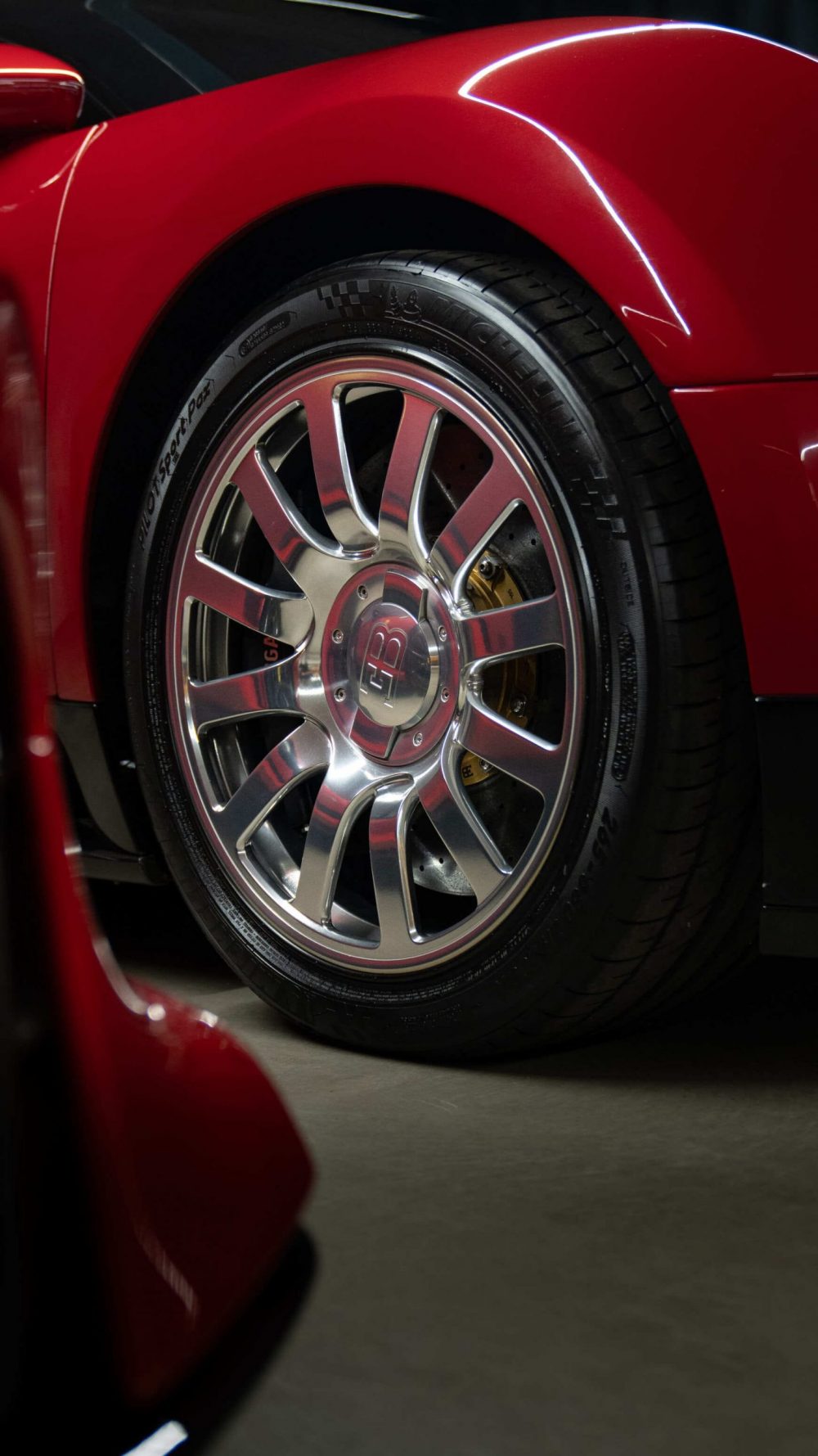 RR Motors Candy Shop Autohaus 19 Felge eines roten Bugatti Veyrons im Autohaus RR-Motors.