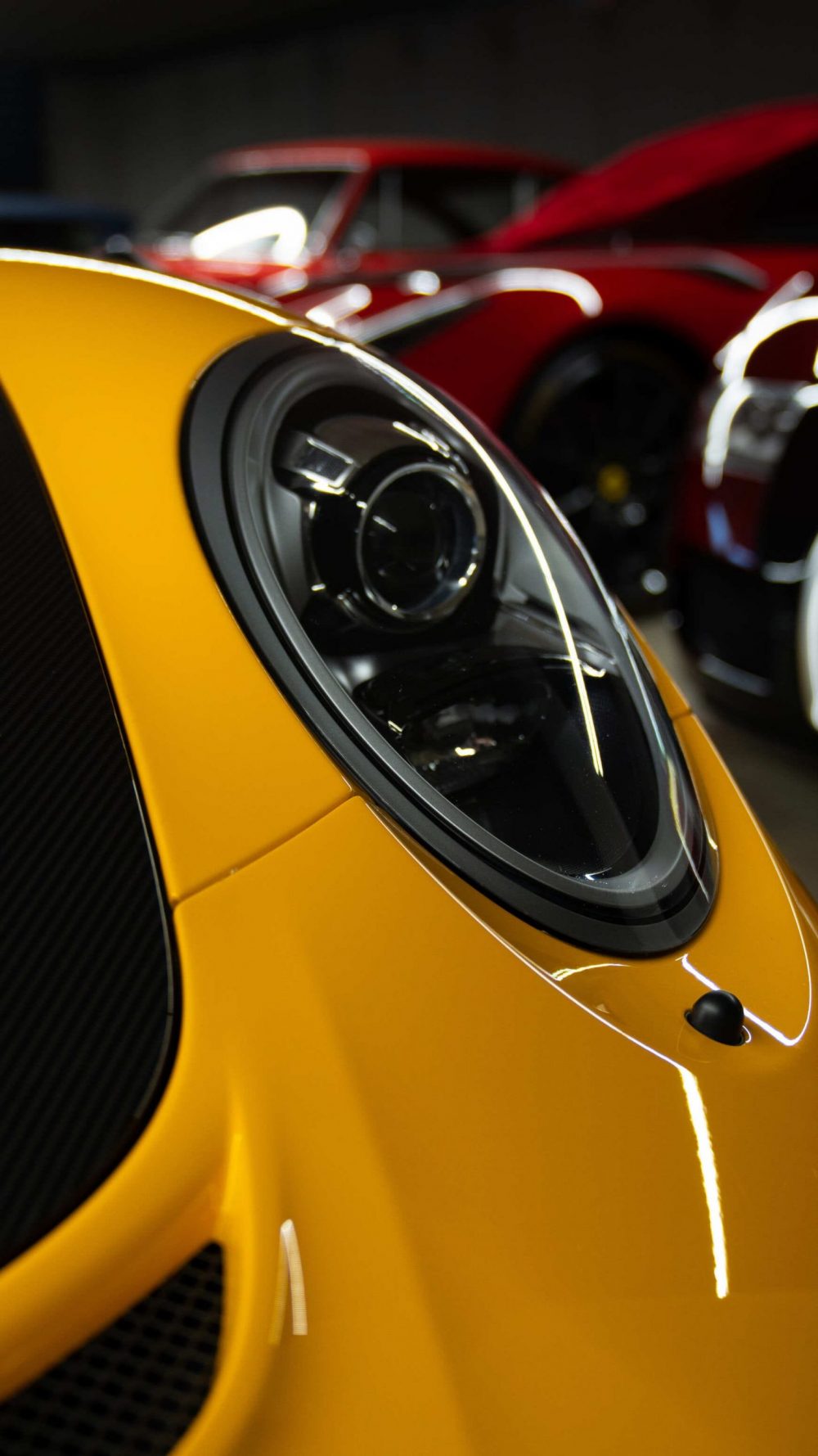 RR Motors Candy Shop Autohaus 26 Scheinwerfer von einem gelben Porsche im Autohaus RR-Motors.