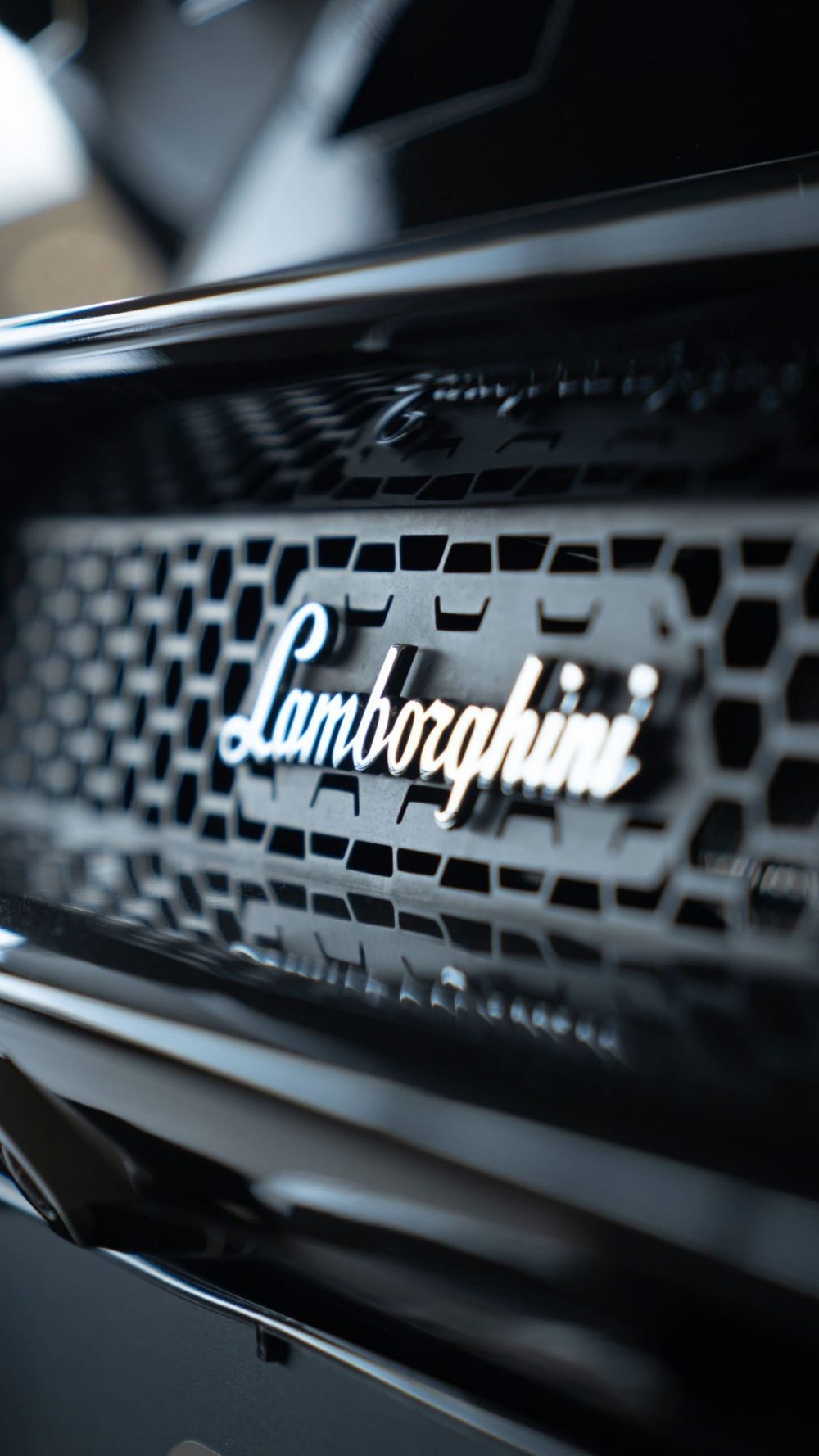 RR Motors Candy Shop Autohaus 28 Lamborghini Schriftzug am Heck von einem Revuelto im RR-Motors Autohaus.