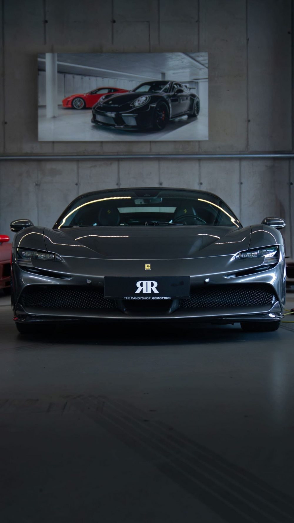 RR Motors Candy Shop Autohaus 6 Grauer Ferrari im Sportwagenautohaus RR-Motors