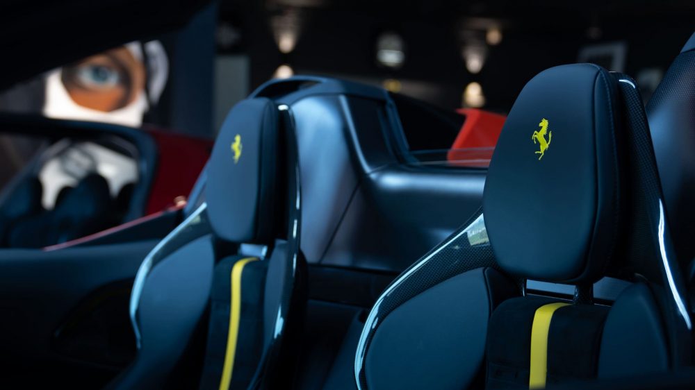 RR Motors Candy Shop Autohaus 20 Kopfstützen von einem Ferrari im Showroom RR-Motors