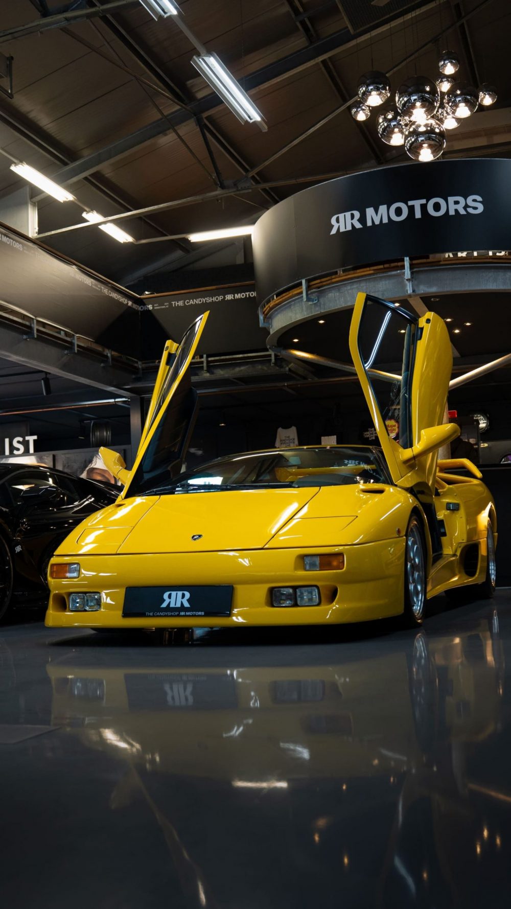 RR Motors Candy Shop Autohaus 21 Lamboghini Diablo im Showroom RR-Motors Candyshop