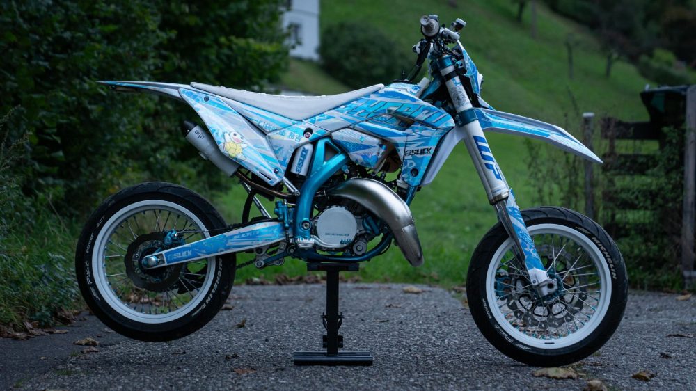 Sherco Gasgas Supermoto 9 Sherco 125ccm in blau auf einem Parkplatz.