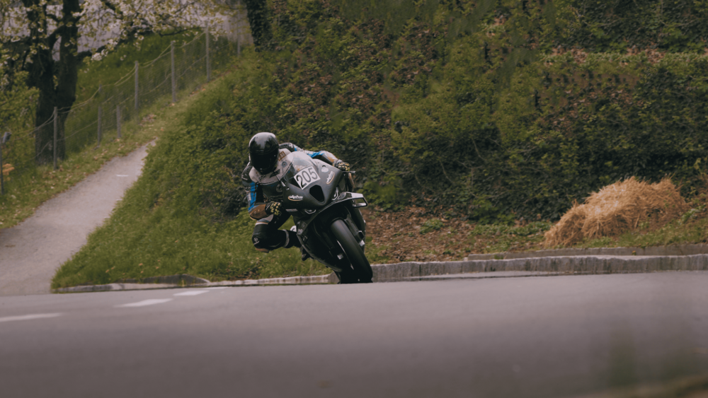 Landshaag Bergrennen 2026 | Oberösterreich BMW M1000 RR in Schräglage in Kurve 1 beim Landshaag Bergrennen 2026 in St. Martin im Mühlkreis