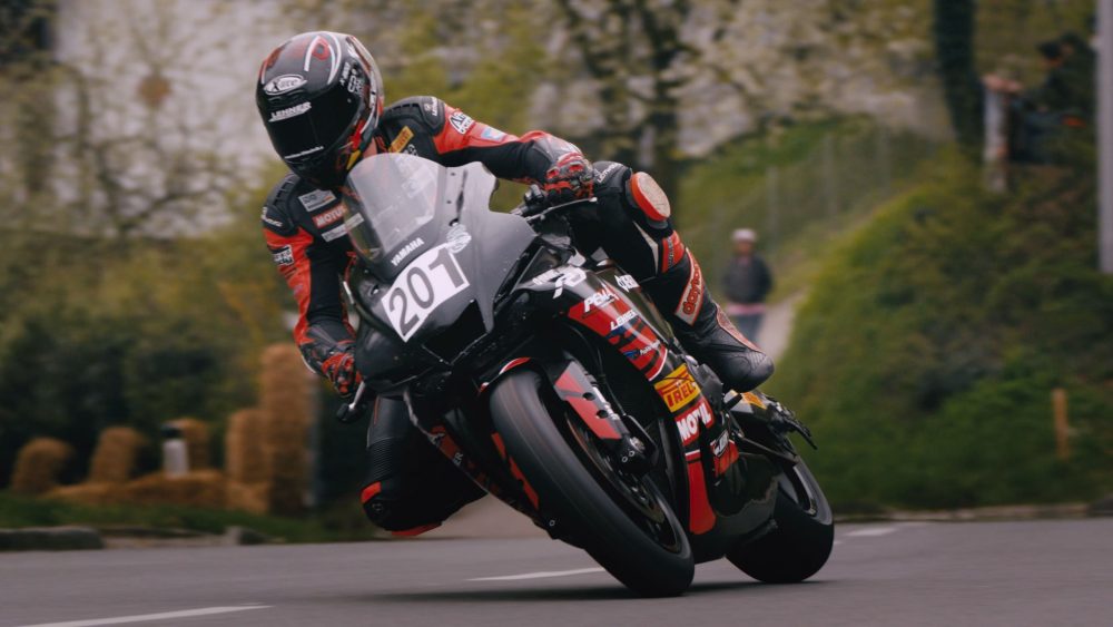 Landshaag Bergrennen 2026 | Oberösterreich Motorradfahrer auf Superbike in Rot und Weiß in einer Kurve vor Strohballen beim Landshaag Bergrennen 2026