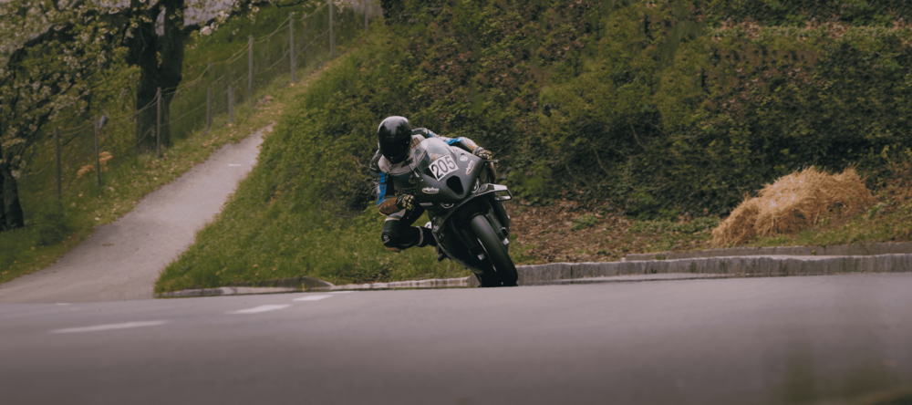 Landshaag Bergrennen 2026 | Oberösterreich BMW M1000 RR in einer Linkskurve vor grüner Böschung beim Landshaag Bergrennen 2026