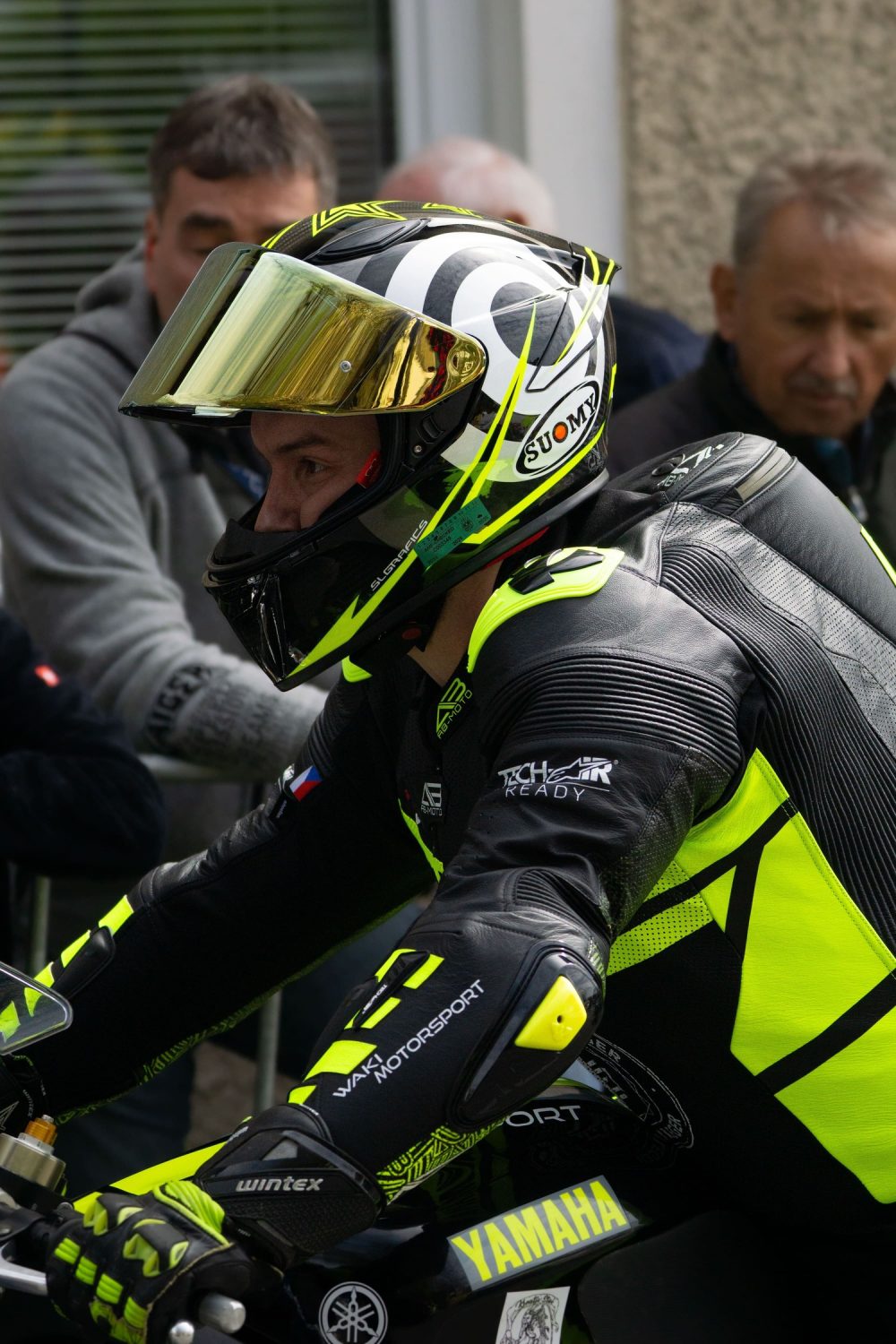 Landshaag Bergrennen 2026 | Oberösterreich Motorradfahrer mit neongelbem Helm wartet am Start des Landshaag Bergrennens 2026
