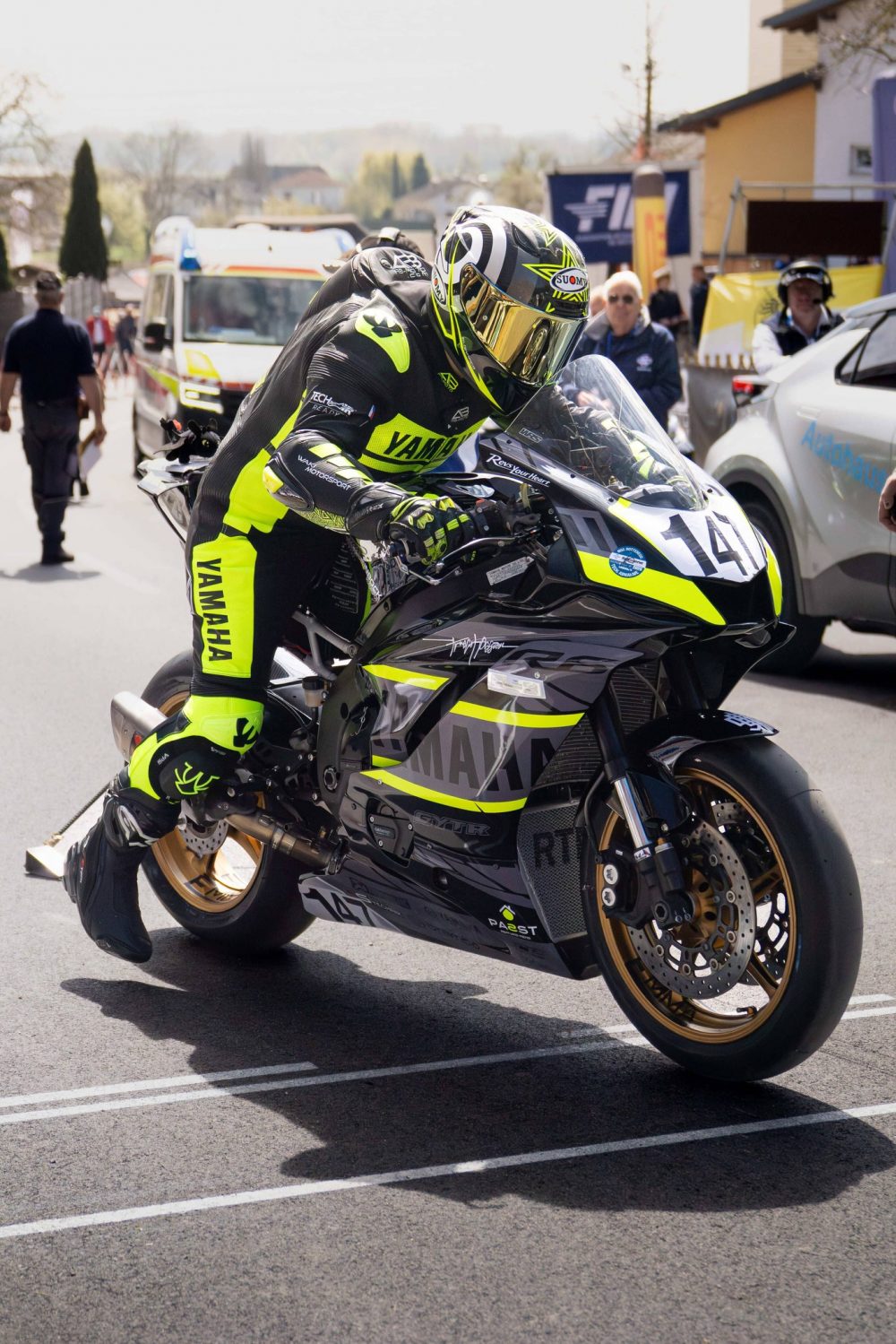 Landshaag Bergrennen 2026 | Oberösterreich Neongelbes Superbike mit Fahrer frontal am Start des Landshaag Bergrennens 2026