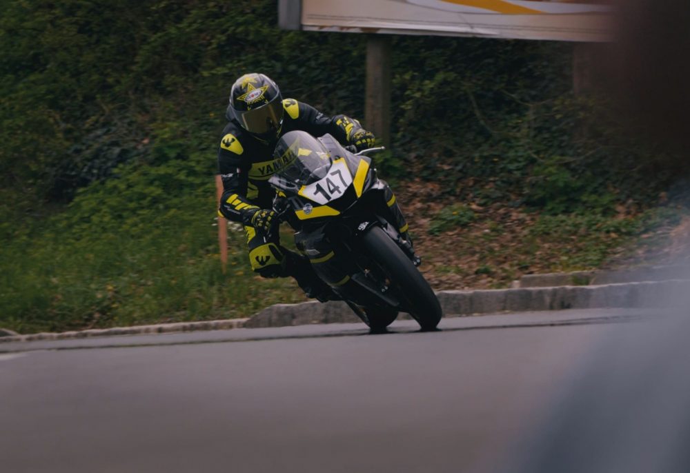 Landshaag Bergrennen 2026 | Oberösterreich Bergrennfahrer auf Superbike in Schwarz und Gelb in einer Linkskurve beim Landshaag Bergrennen 2026
