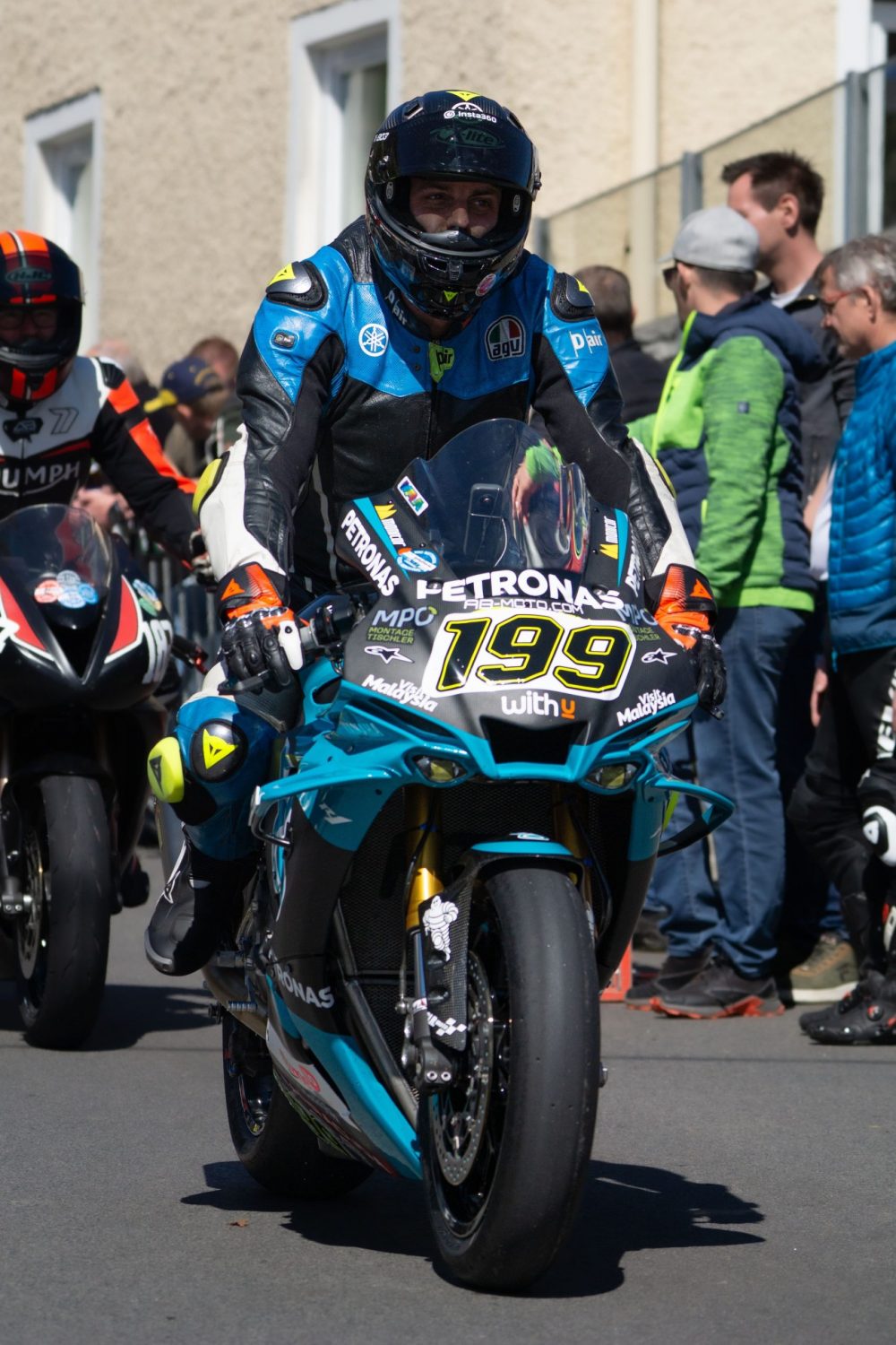 Landshaag Bergrennen 2026 | Oberösterreich Fahrer mit Startnummer 199 auf türkisem Superbike fährt bei der Rückführung an den Zuschauern vorbei
