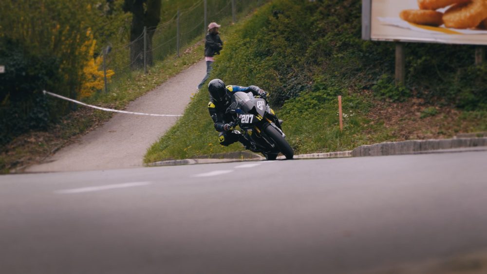 Landshaag Bergrennen 2026 | Oberösterreich Kurve 1 beim Landshaag Bergrennen 2026 mit Motorradfahrer, Absperrband und Böschung