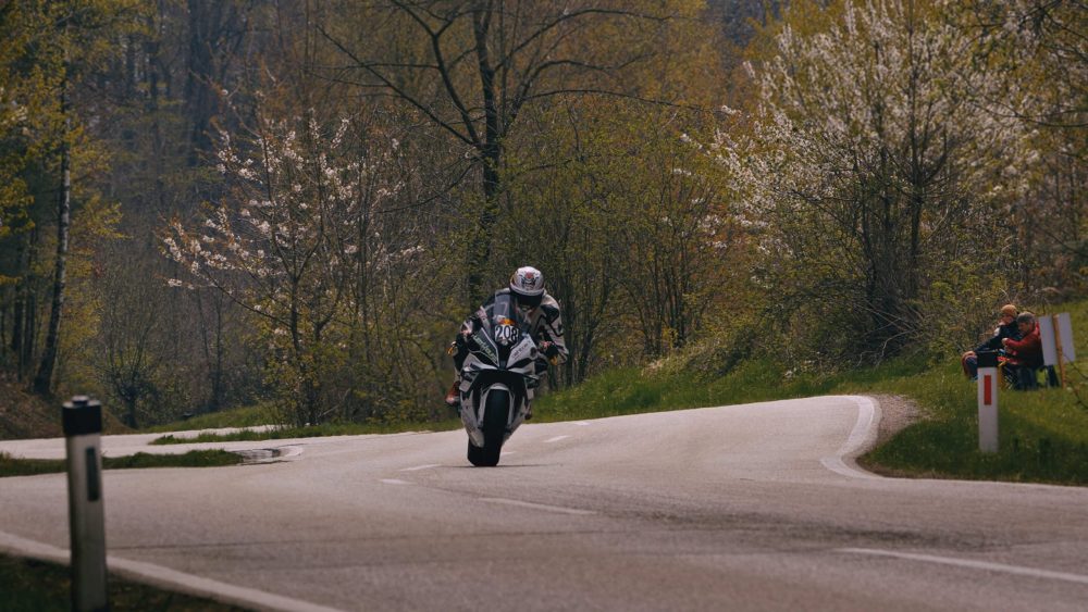 Landshaag Bergrennen 2026 | Oberösterreich Nicolas Stangl auf BMW auf einer Geraden zwischen Bäumen beim Landshaag Bergrennen 2026
