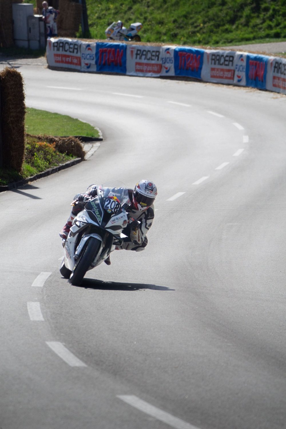 Landshaag Bergrennen 2026 | Oberösterreich Motorradfahrer auf Superbike in Blau und Weiß in einer Kurve mit Streckenbegrenzung beim Landshaag Bergrennen 2026