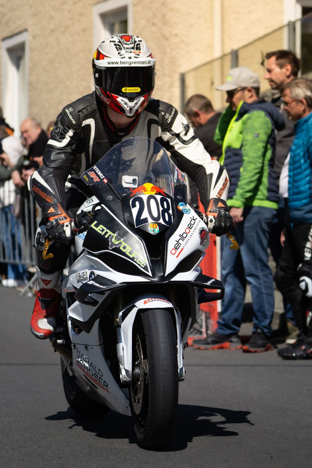 Landshaag Bergrennen 2026 | Oberösterreich Nicolas Stangl auf BMW S1000 RR bei der Rückführung an den Zuschauern vorbei in Landshaag